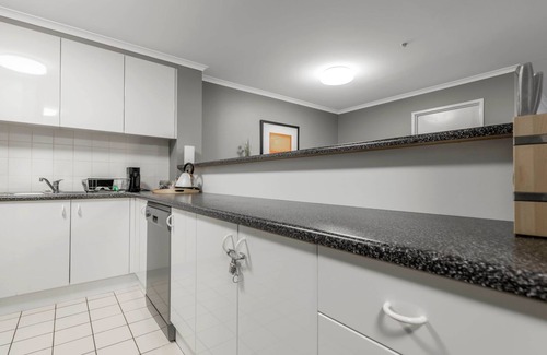 Braddon Apartment | Braddon Bliss: Sleek Apartment Near Attractions