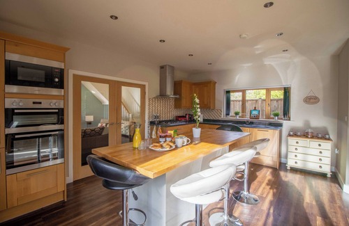 Fenay Bridge Cottage | BRADLEY MANOR, family friendly, with hot tub in Huddersfield