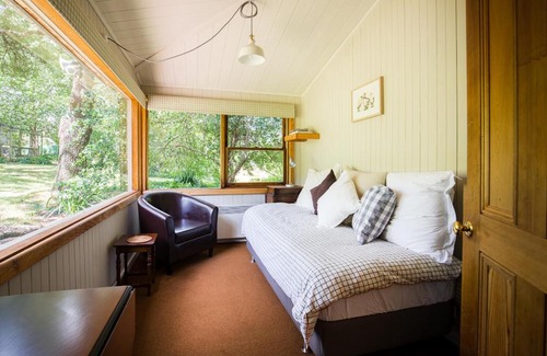 Mount Macedon Hotel | Braeside Mount Macedon Country Retreat Bed and Breakfast
