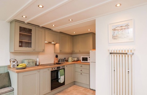 Fylingthorpe House | BRAESIDE, pet friendly, with open fire in Fylingthorpe