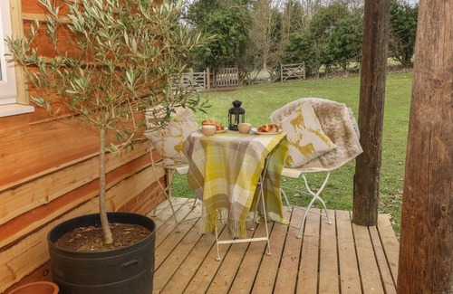 North Wheatley Cottage | BRAMLEY ORCHARD GLAMPING, pet friendly, with open fire in Clarborough