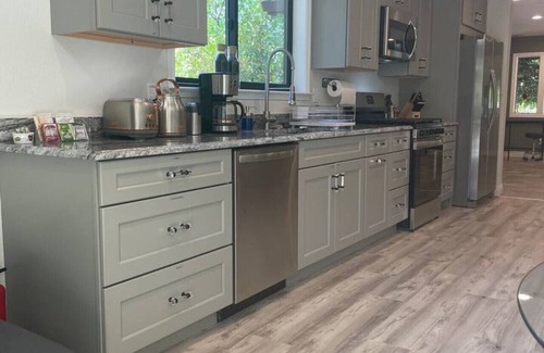 Alta Sierra House | Brand New 1,000 sq' Guesthouse on Gorgeous Gated Estate! Hot Tub Chef's Kitchen