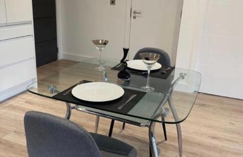 Barnt Green Apartment | Brand new 1 bed apartment near NEC with gym