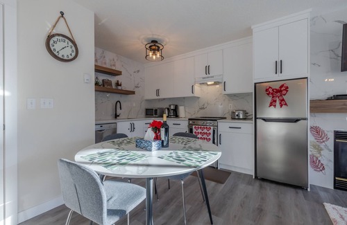 Harvie Heights House | Brand New 2 BR Mountain View