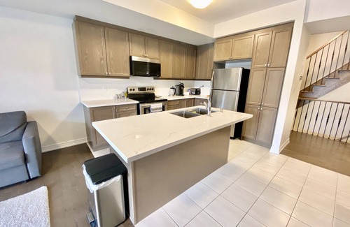 Markham House | Brand New 2bdr Townhouse + 1.5G internet + 175 TV channels + parking