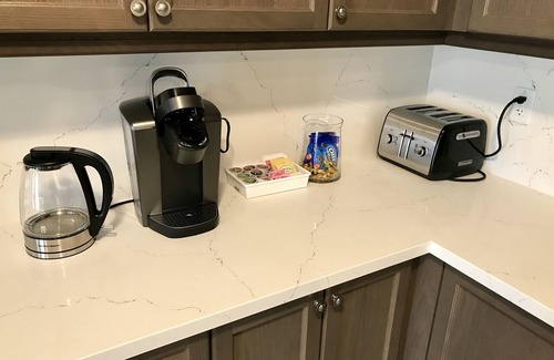 Markham House | Brand New 2bdr Townhouse + 1.5G internet + 175 TV channels + parking