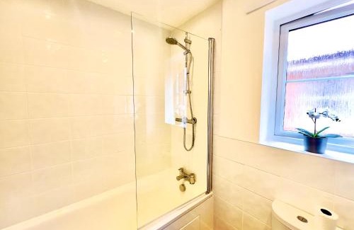 West Bromwich Apartment | Brand New 3 BEDROOM HOUSE WITH GARDEN AND FREE PARKING
