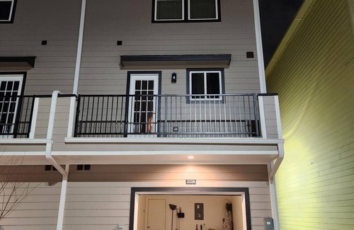 North Houston House | Brand New, 3 Story, Fully Furnished Townhomen2BR /2.5Bathn