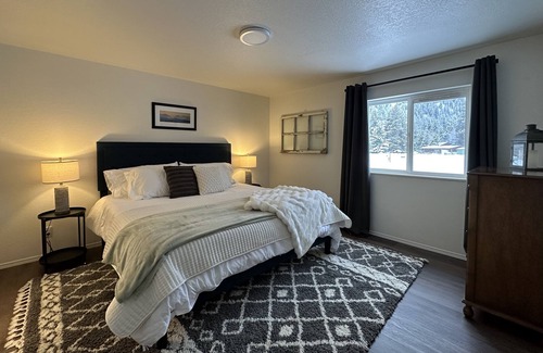 Plain House | Brand new 30-day vacation rental "Downtown" Plain!