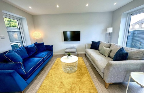 Poole House | Brand New 4 Bedroom House -Sleeps 9 - Free Parking