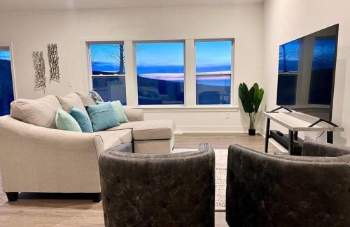 Ludington House | Brand New 5-Bedroom Lake Michigan Home + Hot Tub!