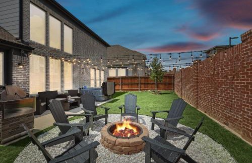 Irving House | Brand New 5BD 4BA Luxury Vacation Home w Hot Tub