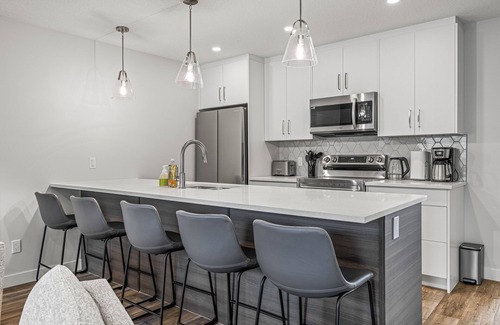 Canmore Apartment | Brand New 6BR Family Retreat