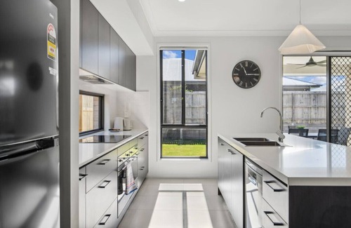 Victoria Point House | Brand-New 6BR HolidayHome | Beach&Shop | Workspace