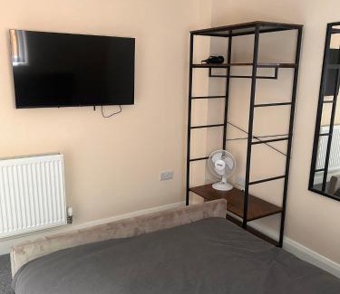Burton on Trent Apartment | Brand new apartments with Open plan kitchens & Diner , FREE WIFI & NETFLIX included
