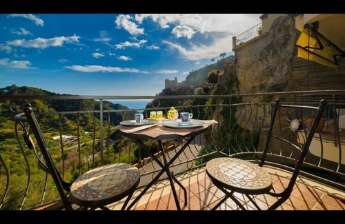 Savoca Apartment | Brand new apartment adjacent to the famous Vitelli bar from the film IL PADRINO.