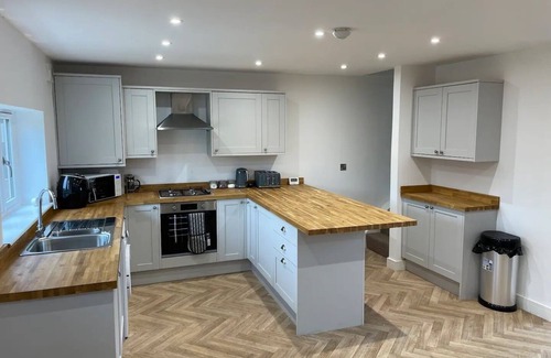 King's Bromley House | Brand New Barn conversion - With Hot Tub