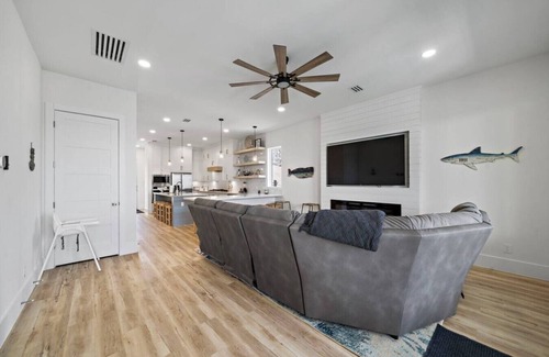 Clear Lake Shores House | Brand new bayfront home, gorgeous pool.