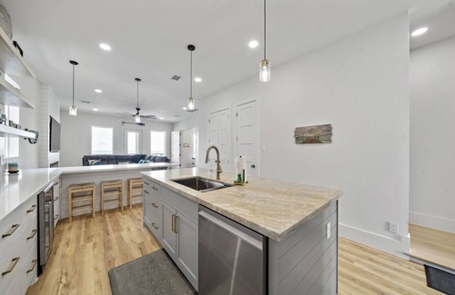 Clear Lake Shores House | Brand new bayfront home, gorgeous pool.