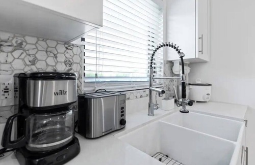 Bodden Town Apartment | Brand new build, 10 min stroll to the beach, 7 min drive to stores/restaurants