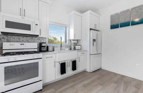 Bodden Town Apartment | Brand new build, 10 min stroll to the beach, 7 min drive to stores/restaurants