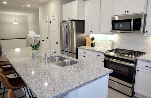 West St. Paul House | BRAND NEW BUILD! gourmet kitchen, King bed, 75” Smart TV, close to MSP, St Paul