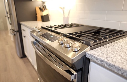West St. Paul House | BRAND NEW BUILD! gourmet kitchen, King bed, 75” Smart TV, close to MSP, St Paul