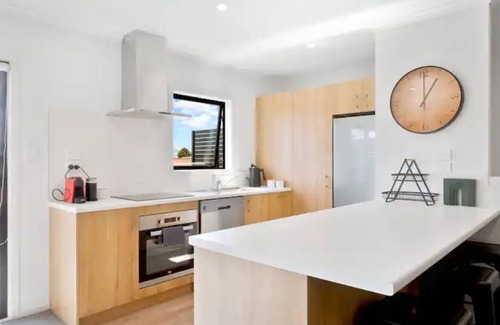 Frankton House | Brand New Central Townhouse in Quiet Location