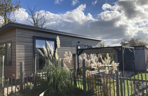 Renesse Ski Chalet | Brand new chalet juist 317 steps from the Renesse beach