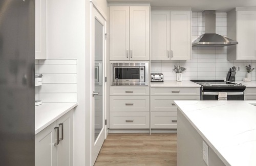Southeast Calgary House | Brand New Cozy & Modern Family Home, AC/Garage/Sleep 14