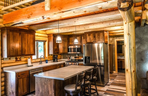 West Yellowstone Cabin | Brand New, Cozy and Rustic Log Cabin~7 miles from West YNP Entrance!