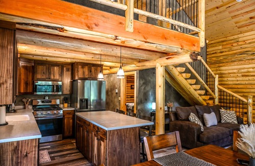 West Yellowstone Cabin | Brand New, Cozy and Rustic Log Cabin~7 miles from West YNP Entrance!