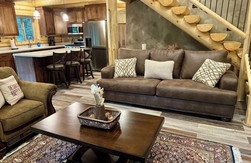 West Yellowstone Cabin | Brand New, Cozy and Rustic Log Cabin~7 miles from West YNP Entrance!