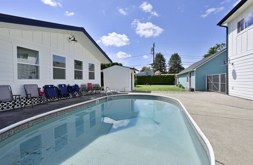 Grant House | Brand New Custom Built Cottage in Downtown w/Pool