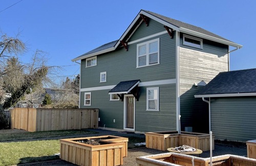 Grant House | Brand New Custom Built Cottage in Downtown w/Pool