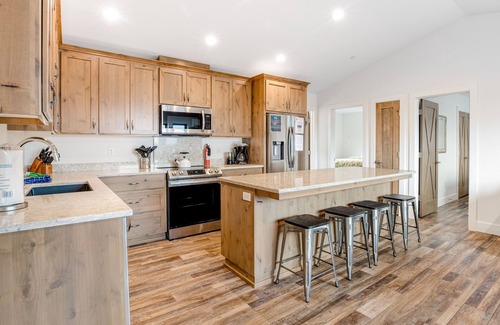 Garibaldi Apartment | Brand new downtown apartment w/AC & washer/dryer - near beach