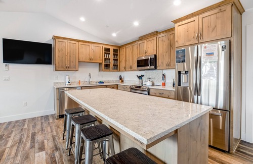 Garibaldi Apartment | Brand new downtown apartment w/AC & washer/dryer - near beach