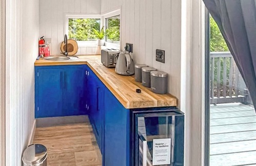 Holton Le Clay Ski Chalet | Brand new for 2021 is this stunning open plan modern hotel suite lodge.