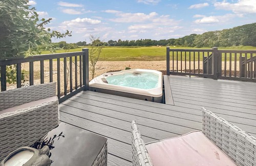 Holton Le Clay Ski Chalet | Brand new for 2021 is this stunning open plan modern hotel suite lodge.