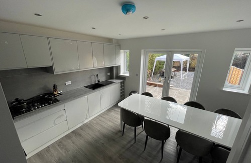 Newcastle-Under-Lyme House | Brand New High Spec House with parking Wi-Fi (B) by HAFH
