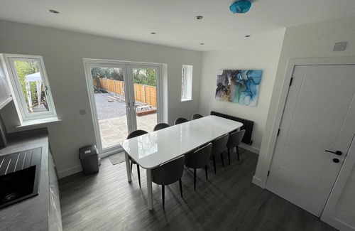 Newcastle-Under-Lyme House | Brand New High Spec House with parking Wi-Fi (B) by HAFH