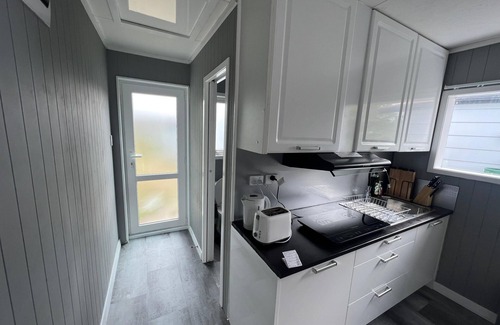 Richmond Heights Cottage | Brand new GuesthousenCompletely Private.n2 min drive or 10 min walk to the lake.