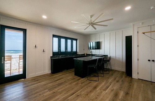 Gulf Trace House | BRAND NEW Gulf Front~"Da Beach"~Hot Tub, Beach Gear, Chairs & Umbrellas Incl