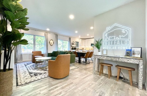 Williamsville House | Brand New Home in WNY! Sleeps 13. Central location, only 8 min from airport!