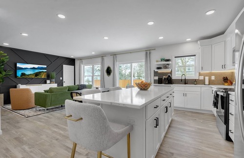 Williamsville House | Brand New Home in WNY! Sleeps 13. Central location, only 8 min from airport!