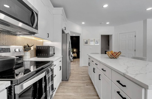 Williamsville House | Brand New Home in WNY! Sleeps 13. Central location, only 8 min from airport!