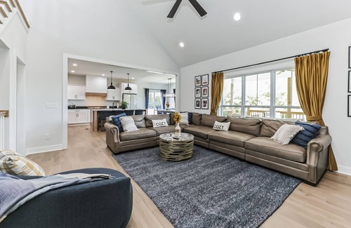 Buechel House | Brand New Home with Indoor Golf Simulator! 20 minutes from Kentucky Derby!