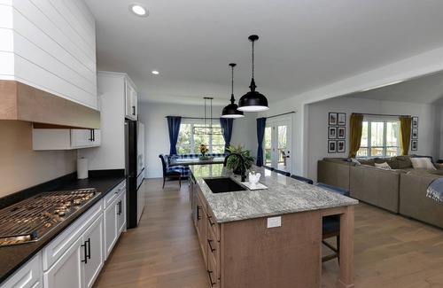 Buechel House | Brand New Home with Indoor Golf Simulator! 20 minutes from Kentucky Derby!