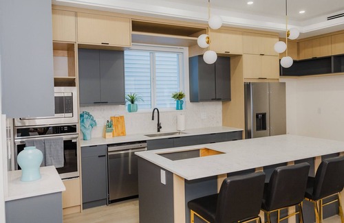West Newton - Highway 10 House | Brand new luxurious home in Surrey, sleeps 10