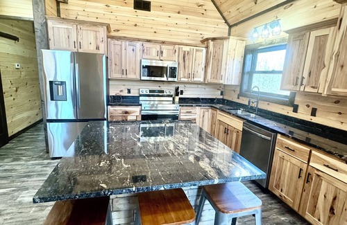 Doniphan Cabin | BRAND NEW Luxury and Privacy 4 bedroom 3 bathroom Cabin on Current River